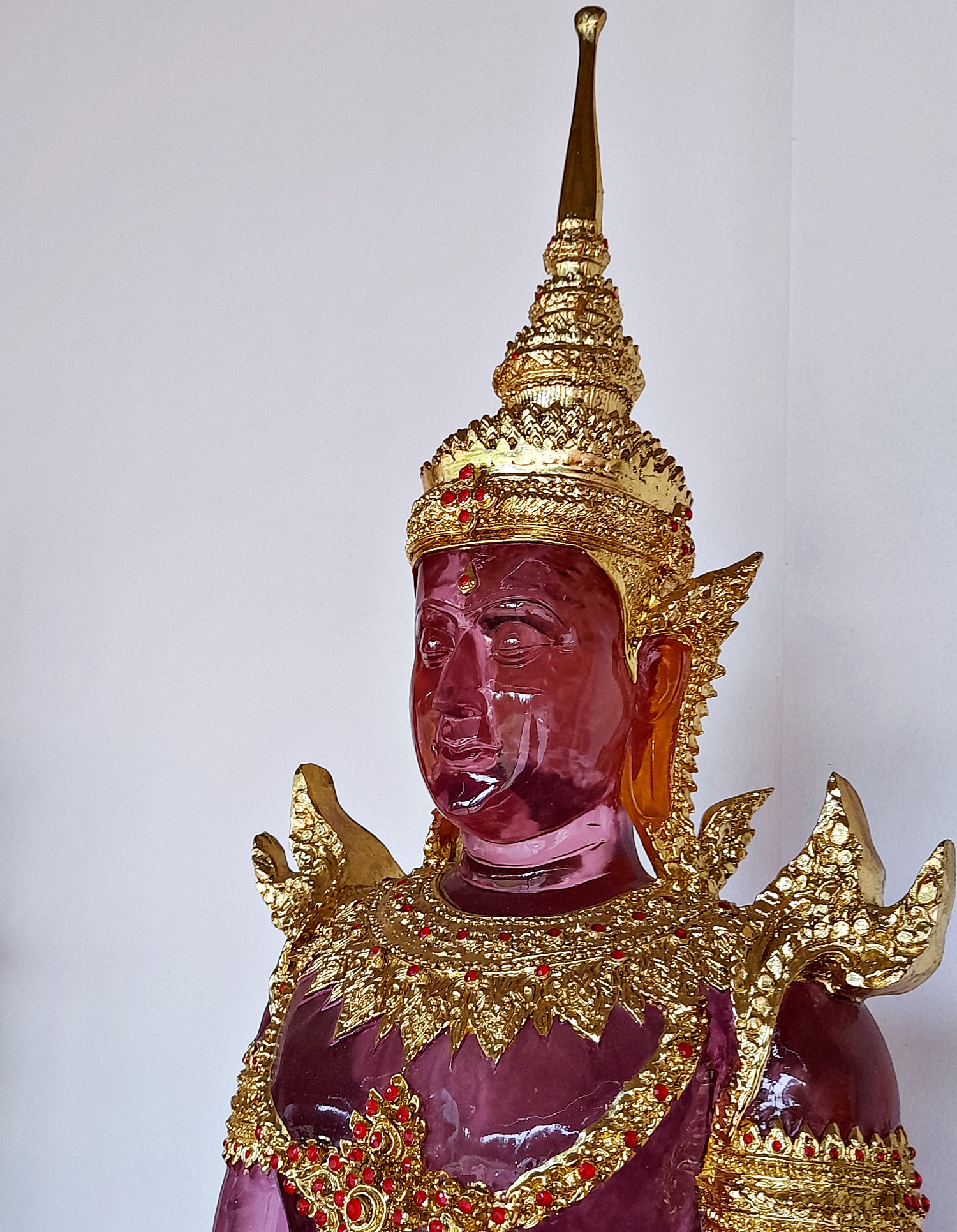 พระแก้วมรกต ปางพระจักรพรรดิ์ สีประจำวันเกิด7สี (ขนาดใหญ่) - (สีแดง สีเหลือง สีชมพู สีเขียว สีส้ม สีฟ้า สีม่วง)