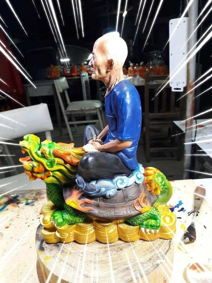 รูปหล่อ อาแปะ เซียนแปะโรงสี วัดศาลเจ้า นั่งเต่ามังกร ปี2561 (เนื้อเรซิ่น ลงเพ้นเขียนสี ขนาดหน้าตัก 5 นิ้ว)