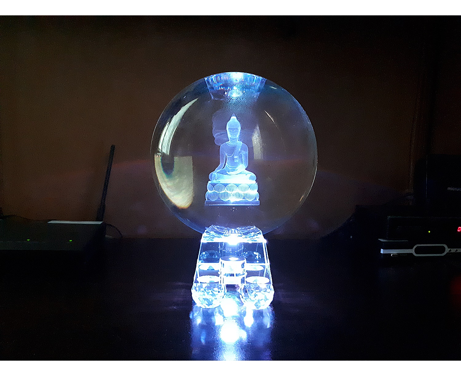 ลูกแก้ว ลาย พระพุทธรูป 3 มิติ ขนาด 8นิ้ว (20ซม.) พร้อมฐานไม้รองวาง