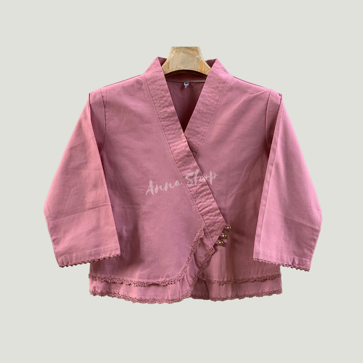เสื้อผ้าฝ้าย ผู้หญิงดอกแก้ว คอวีป้าย กระดุมข้างแขน3ส่วน งานเย็บและถักมือประณีต เยี่ยมแนวล้านนา มี 4 สี เริ่ม 34นิ้ว-40นิ้ว