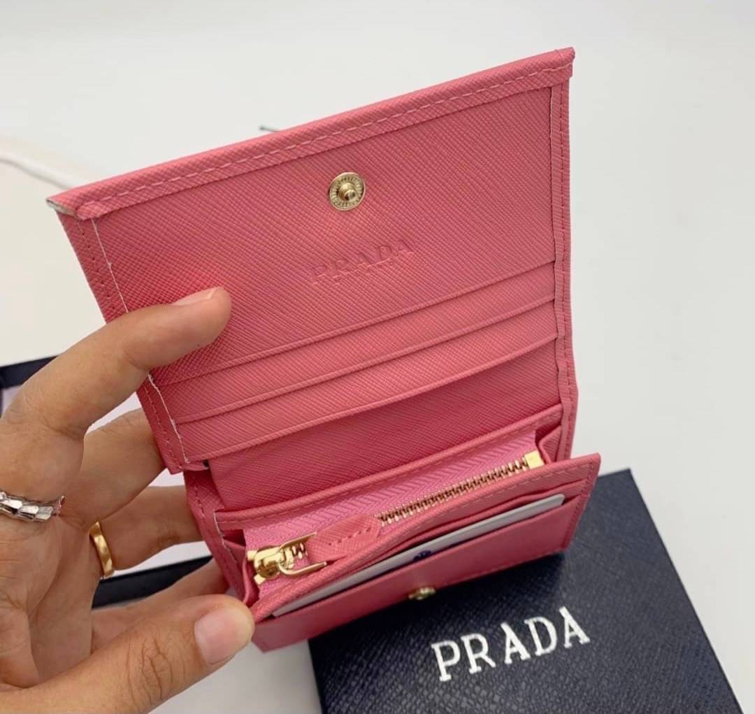 กระเป๋าสตางค์ pd saffiano wallet ใบสั้นแบบเปิดกระดุม