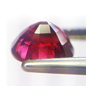 Natural Ruby พลอยแดง แอฟริกา เผาเก่า รูปไข่ หนัก 1.86 กะรัต สีแดงเข้ม สีสวย สถาบันให้ Red ความสะอาดมองตาเปล่าไม่มีตำหนิ