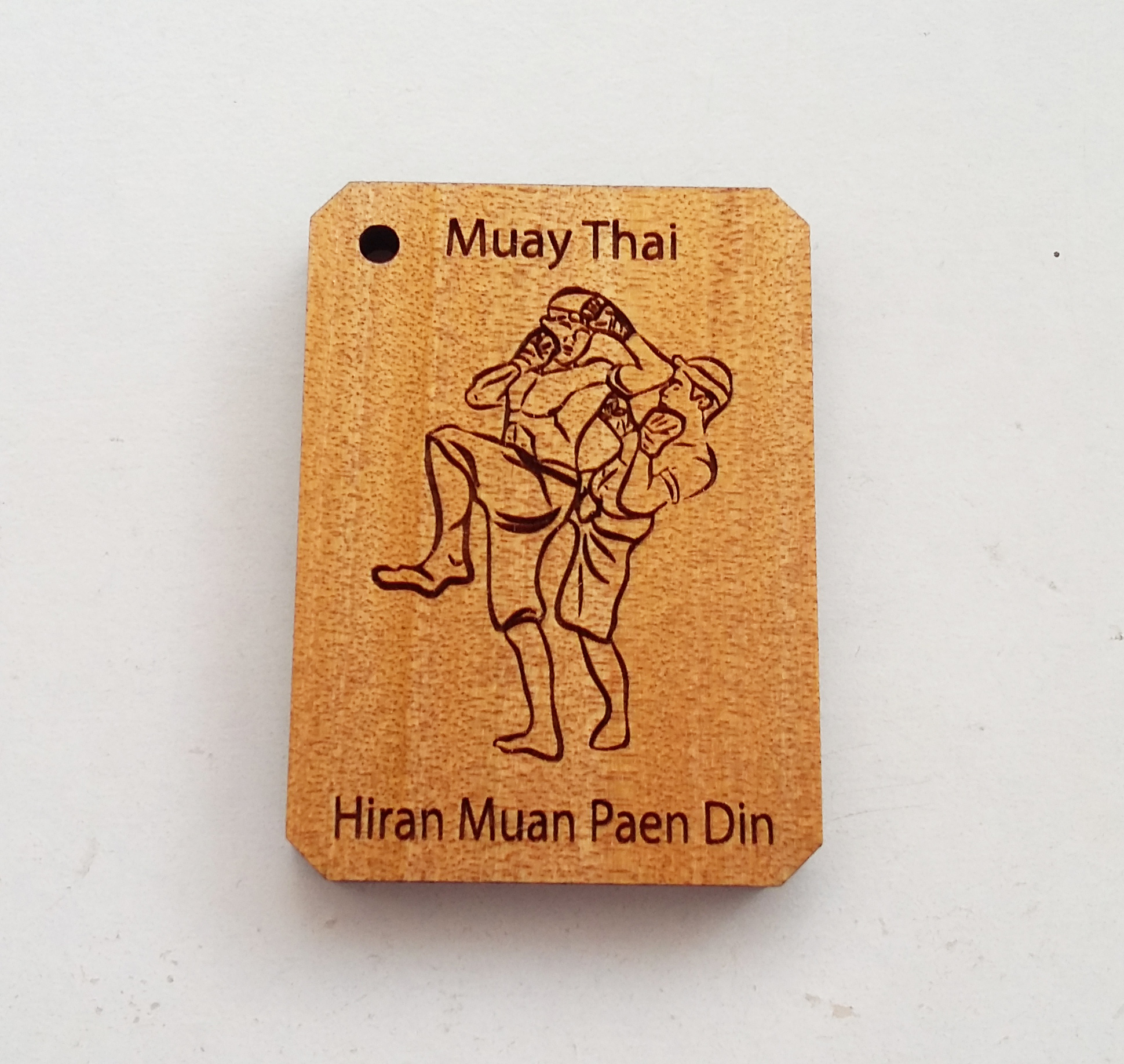 พวงกุญแจไม้แกะสลัก แม่ไม้มวยไทย-หิรัญม้วนแผ่นดิน