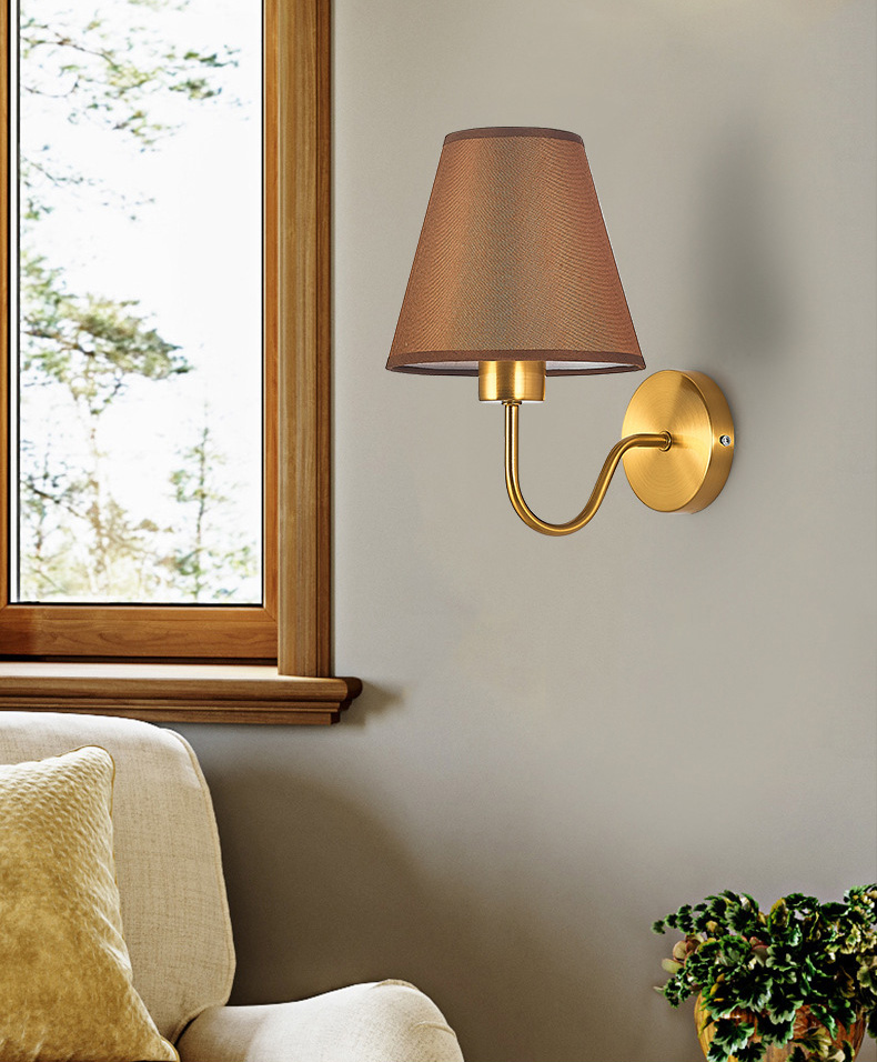 โคมไฟติดผนังภายในโครงเหล็กสีทอง American ทรงโค้งโป๊ะผ้า [CO-4018]