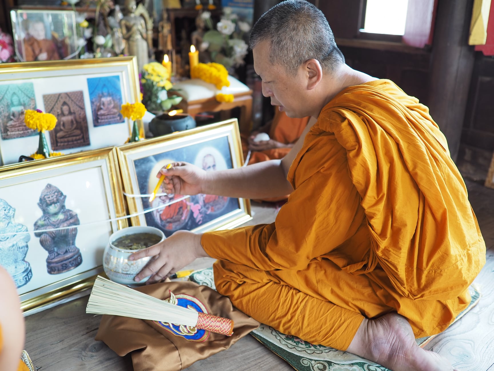 ล็อกเก็ต ฉากทอง ตอกโค็ด (หลังฝัง ผงมวลสาร/เกศา/จีวร/พระชัยวัฒน์ เนื้อเงินแท้/ตะกรุด ทองคำ-เงิน แท้) ปี2562-2563 (สร้าง19องค์) - หลวงพี่เก่ง วัดท่าเสา จ.สมุทรสาคร