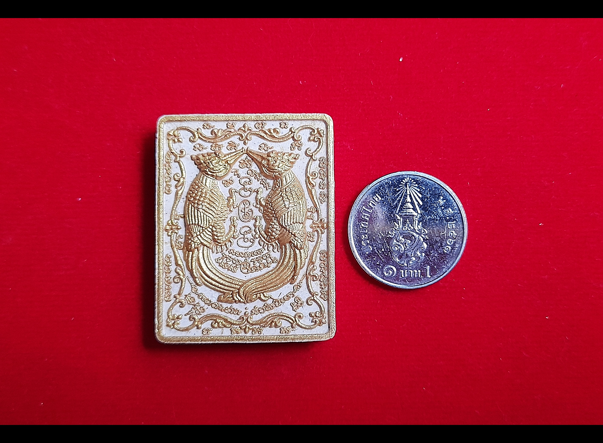 นก สาริกาคู่ หลังยันต์หน้าผากพระอินทร์ เนื้อผง(สีชมพู ปัดหน้ากากทอง) (หลังจารเขียนยันต์ด้วยมือ) #รับประกันแท้ - พระอาจารย์สุริยัณ วัดป่าฉัพพรรณรังสี จ.ชัยภูมิ