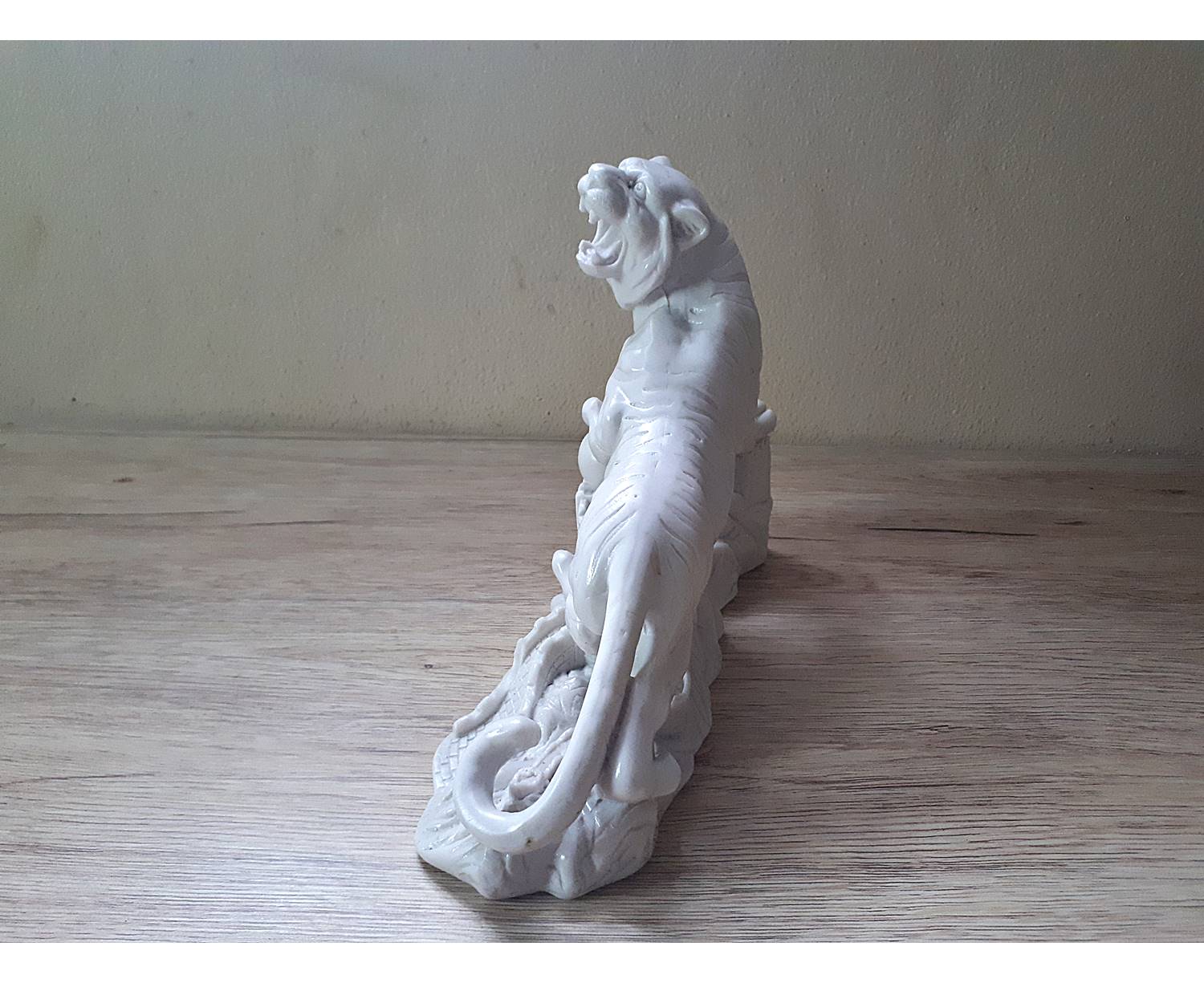 รูปหล่อ เสือ ผงาดกำแผงเมืองจีน เนื้อเรซินสีขาวนวล(ยาว11นิ้ว สูง9นิ้ว) - (ขายปลีก ขายส่ง)