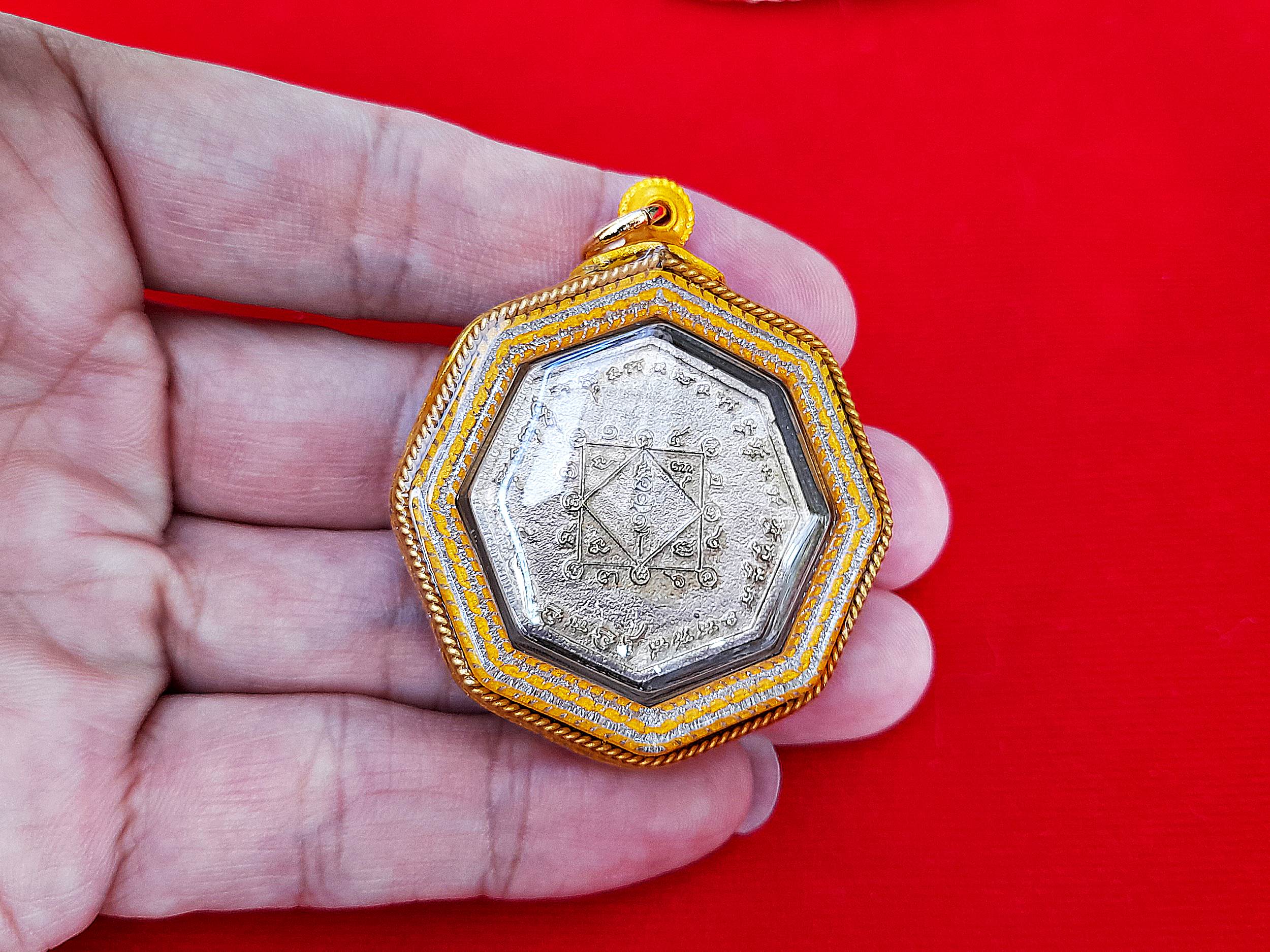 เหรียญ หลวงปู่ เดินหน อิเกสาโร เพรชยอดมงกุฎ หกเหลี่ยม ระงับโศก-รับโชคทุกทิศ เนื้อเงินแท้(ผสมทองคำและชนวนสัมฤทธิ์) ปี2565 #รับประกันแท้ (เลี่ยมกันน้ำล้อมเพรช) - จัดสร้างโดย ฅนขลังคลังวิชา