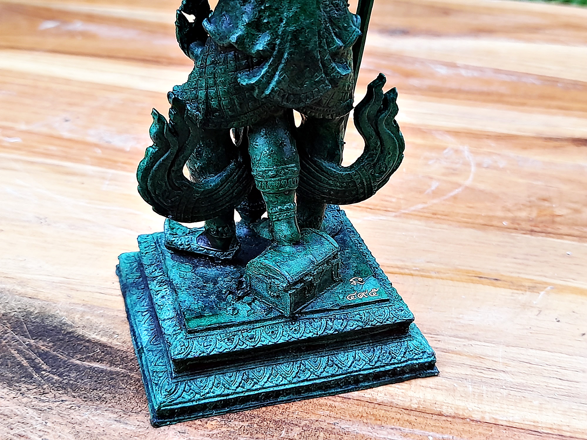 รูปหล่อ ท้าวเวสสุวรรณ 4กร (ร่ม ลูกแก้วมังกร ตะบอง) 3ขา เหรียบหีบสมบัติ คุมทรัพย์ เนื้อทองเหลือง สีเขียวเหนียวทรัพย์ ปี2555 #รับประกันแท้