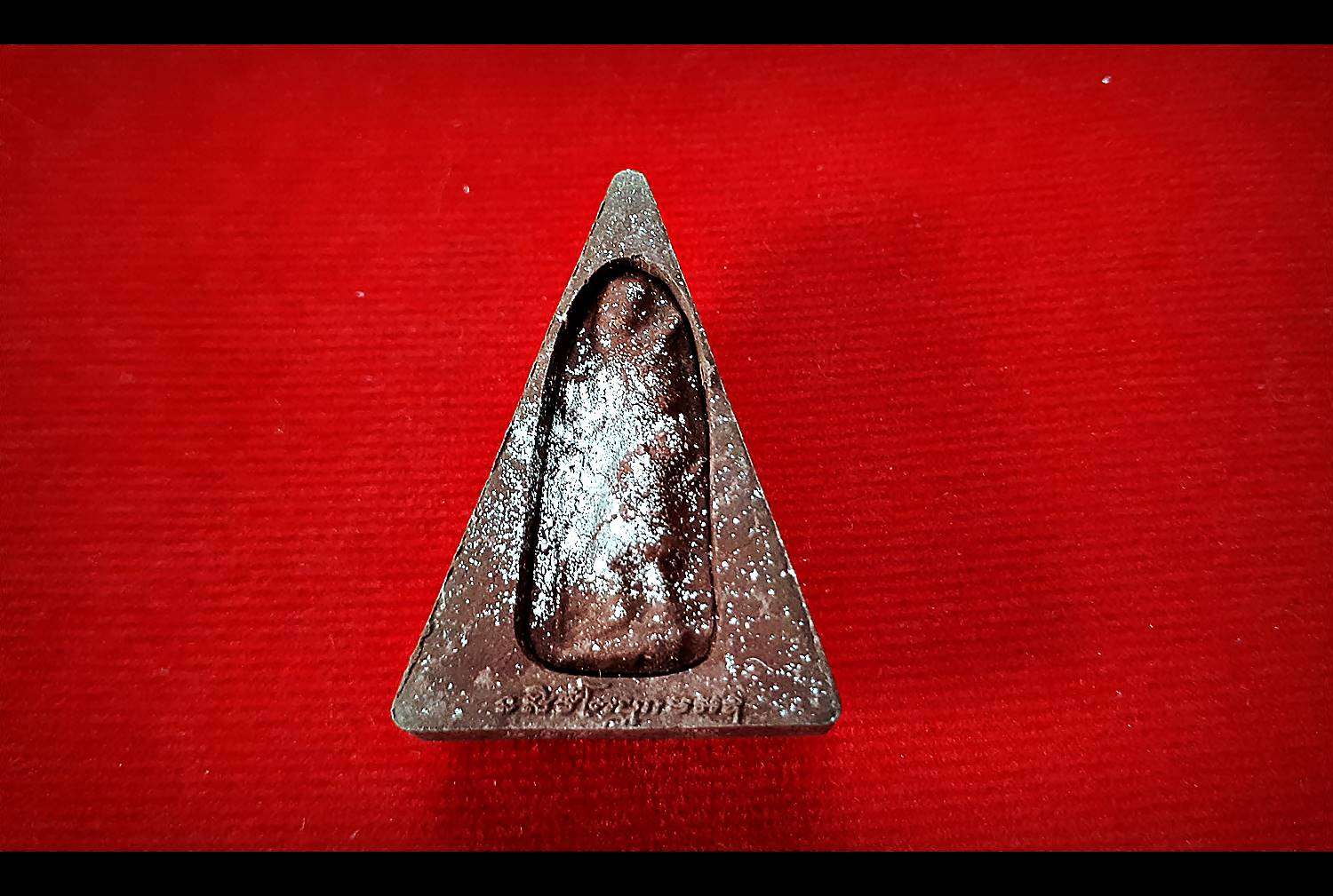 พระนางพญา(มนต์พระกาฬ) หลังพระสีวลี ปัดผงเงิน เนื้อผง ปี2562