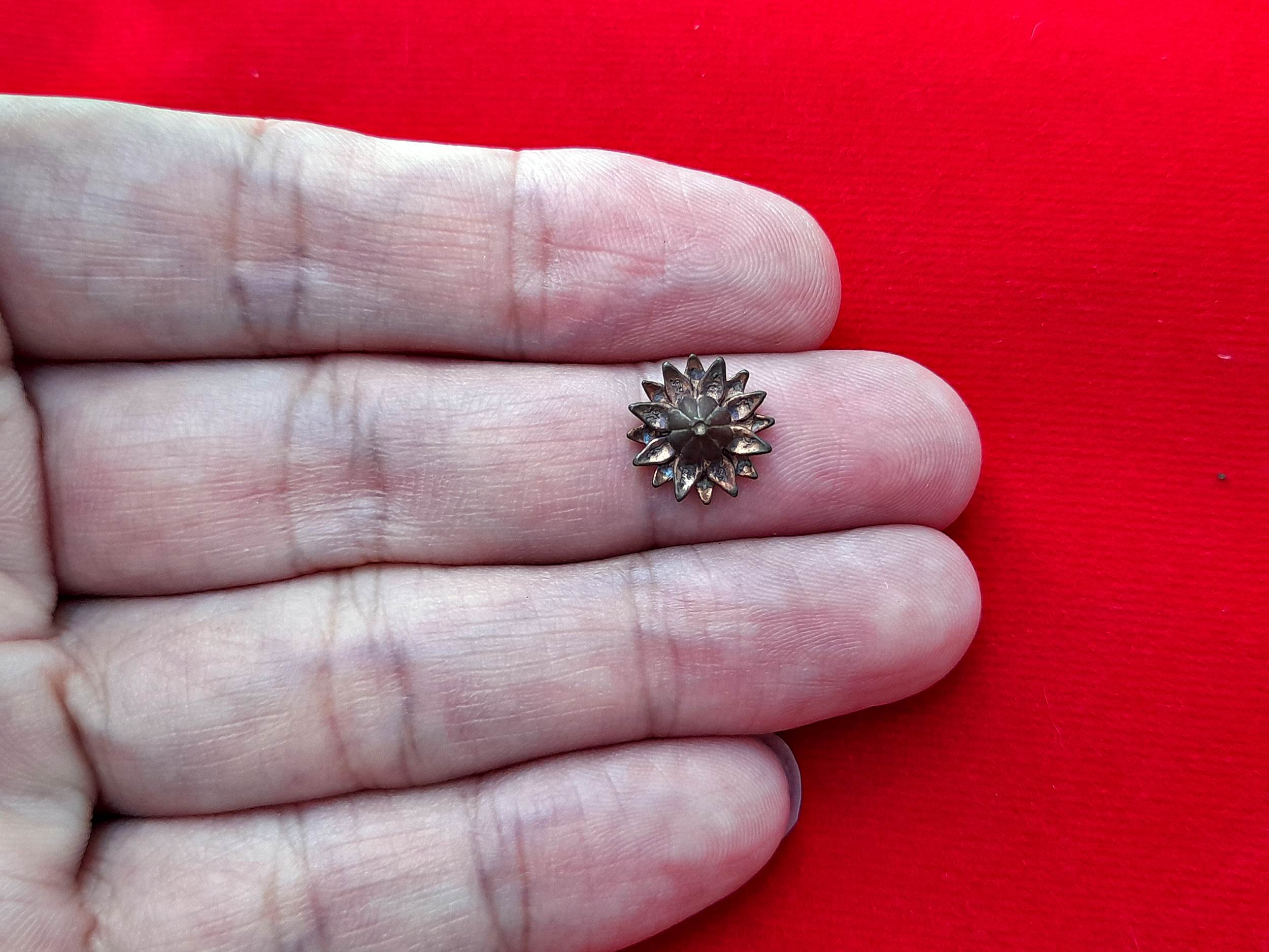 ดอกพิกุล พรอมรินทร์ (ดอกไม้สวรรค์ในสวนของพระอินทร์) เนื้อชนวน นวะโลหะ ปี2565 #รับประกันแท้ - พระอาจารย์ชลเทพ(พระอาจารย์เอราวัณ)