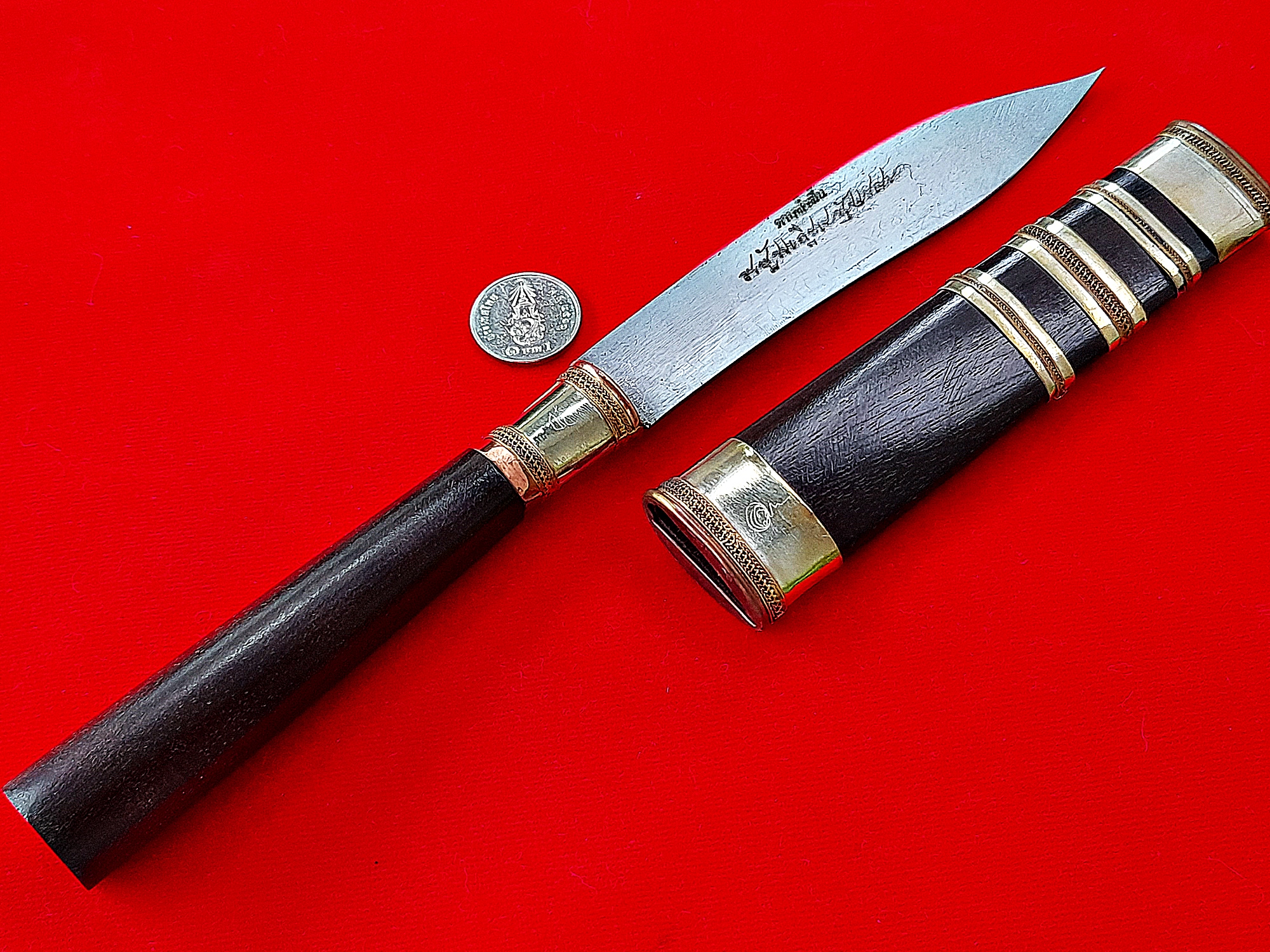 มีดหมอ ดาบฟ้าฝื้น ด้ามฝักเนื้อไม้มะค่า (บรรจุมวลสาร ตะกรุดเงิน ชนวน มหาสะท้อน มหาระงับ มหาจักรพรรดิ) (เล่มใหญ่ ยาว9นิ้วครึ่ง จัดสร้าง29เล่ม) ปี2564 #รับประกันแท้ - (รุ่นนี้ท่านทำให้พิเศษ)