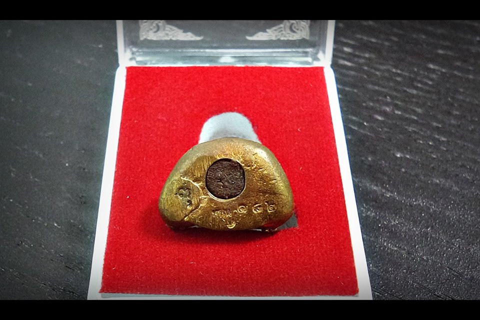 พระปิดตาเพรชกลับ มหาสะท้อน เนื้อโลหะขนวน องค์พิเศษ ติดจีวรเกศา