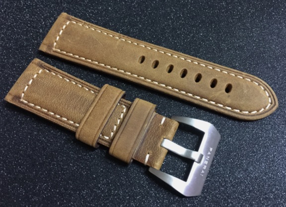 สายนาฬิกา แบรนด์ Panerai แบบสายหนังกลับสีน้ำตาล ล็อกสายแบบเข็มขัดสีเงิน
