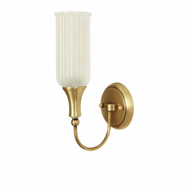 โคมไฟติดผนังภายในสไตล์คลาสสิกโครงสีทองเหลืองโป๊ะแก้วสีขาวขุ่นทรงกระบอกตั้งลายลอนเส้นตรง [TS424]