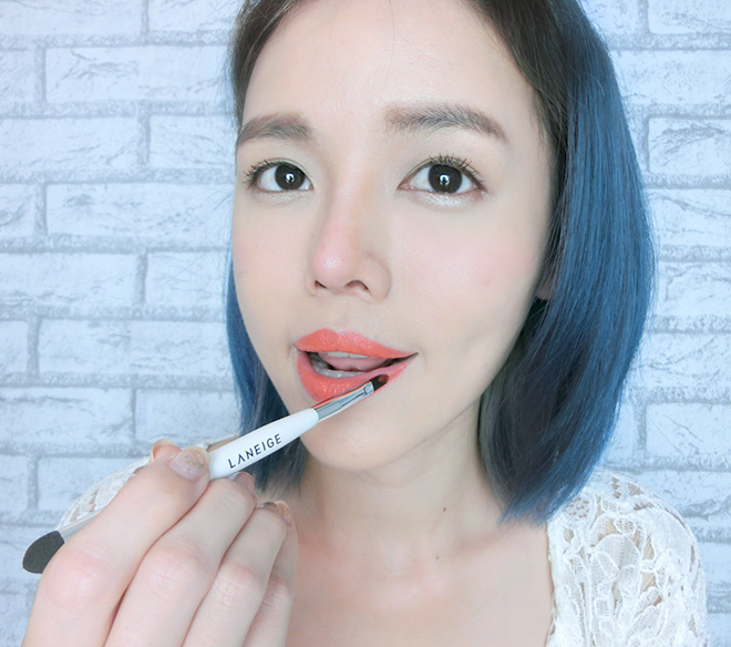 Laneige Dual Lip Brush แปรงทาลิปดูโอ้ อุปกรณ์สำหรับแต่งแต้มริมฝีปากที่จะทำให้การแต่งหน้าง่ายและสะดวกยิ่งขึ้นด้วย ด้ามพลาสติกขนาดความยาวถนัดมือ และหัวแปรง 2 ด้าน
