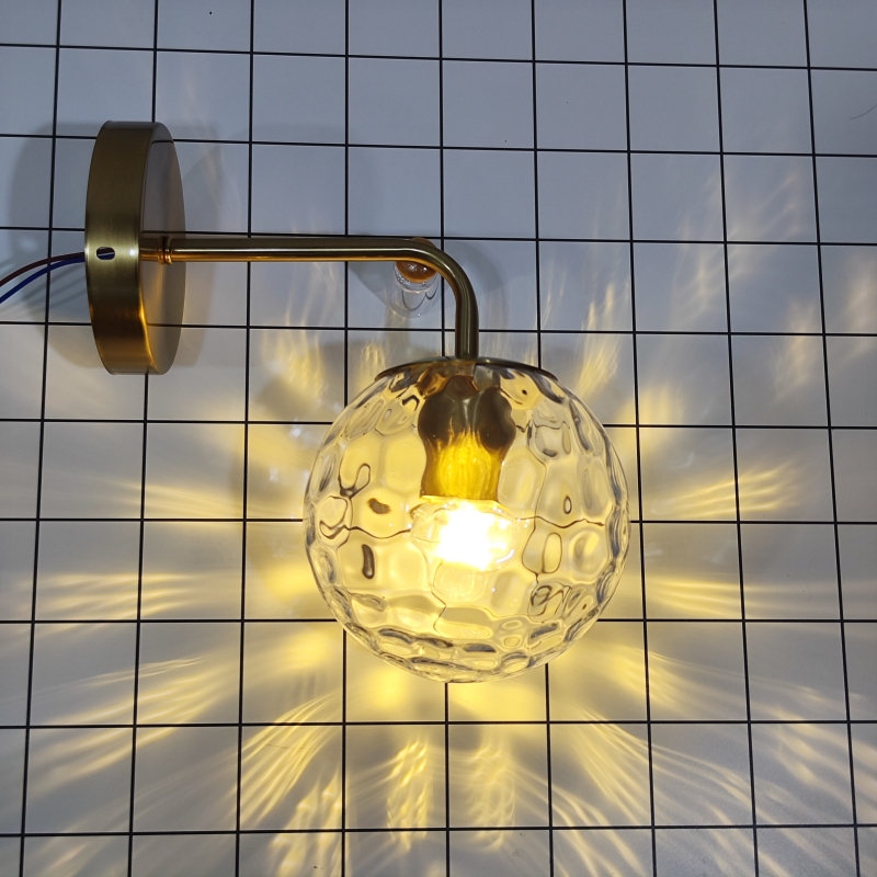 โคมไฟติดผนังแก้วทรงกลมก้านสีทองเหลือง [GB15]