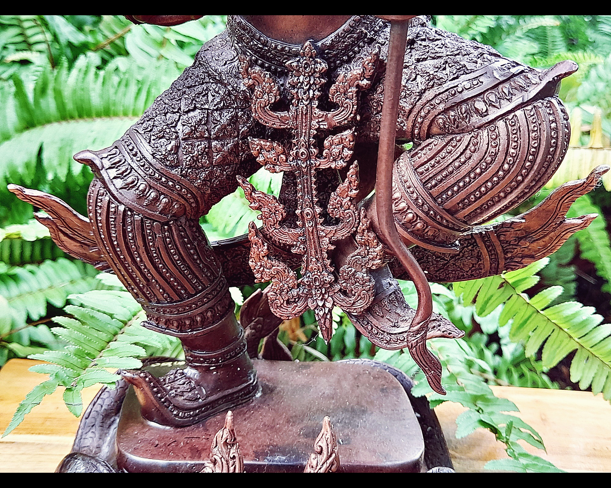 รูปหล่อ ท้าววิรูปักษ์ (อาวุธประจำกาย คันศรพญานาค+สังวารพญานาค ) ยืนประทับพญานาค (ผู้ปกครองและเป็นใหญ่ในเหล่าพญานาค มีบริวารเป็นเหล่าพญานาค) - (เทวดาระดับสูงชั้นจาตุมหาราชิกา มีตำแหน่งเป็น1ใน4 ของท้าวมหาราช) เนื้อทองเหลือง ผิวน้ำตาลเข้ม (ขนาดใหญ่ตั้งบูชา ส