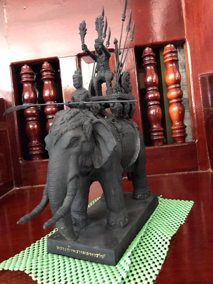 รูปหล่อ พระเจ้าพรหมมหาราช ทรงประทับขี่ช้างศึก ช้างพลายประกายแก้ว ออกศึก เนื้อโลหะรมดำ ปี2555 #รับประกันแท้ (องค์ใหญ่ ขนาด สูง14นิ้ว ฐาน7นิ้ว)