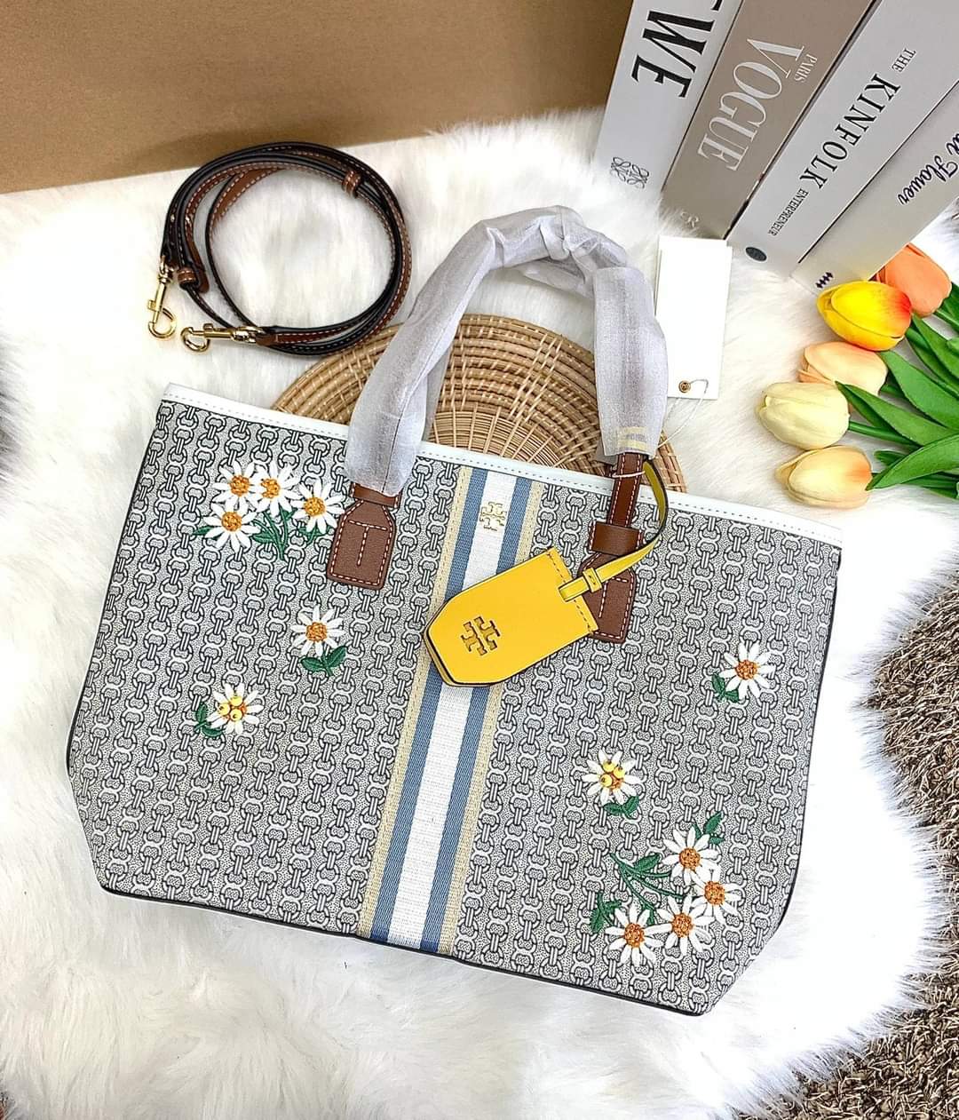 TORY BURCH GEMINI CANVAS SMALL PATCHES TOTE (แอดไลน์ก่อนสั่งซื้อ)