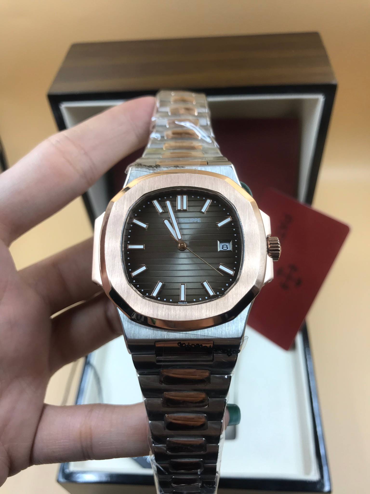 นาฬิกา Patek Philippe รุ่น Men Nautilus สายเลสสี 2K งาน Mirror Swiss หน้าน้ำตาล