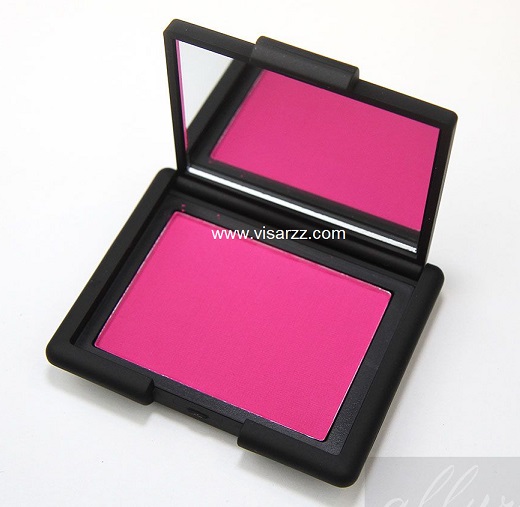 (ตัวเต็มมีกล่อง ลดมากกว่า 45%) NARS Coeur Battant Blush- Guy Bourdin Collection For Holiday 2013 4.8 g คอลเลคชั่นบลัชเนื้อสีสุดพิเศษ สีม่วงอมชมพูสด