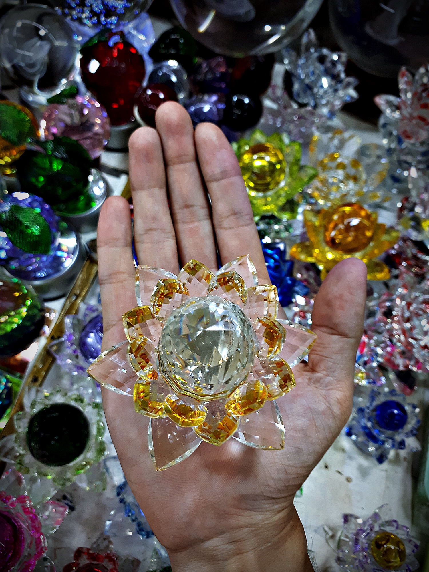 ลูกแก้ว ขนาด4ซม (สี ต่างๆ สีเหลือง สีแดง สีฟ้า สีเขียว สีชมพู สีม่วง สีใส) พร้อมฐานแก้วคริสตัลดอกบัว (ขายปลีก ขายส่ง)