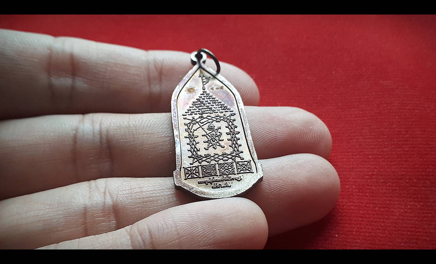 เหรียญบารมีพ่อพระร่วง(พระร่วงกวาดลาน) เนื้อชนวนมหาสะท้อน รมดำ ปี2561 #รับประกันแท้ - (กวาดทุกข์ กวาดโศก กวาดโรค กวาดภัย แคล้วคลาดปลอดภัย วาจาสิทธิ์ ใครคิดไม่ดีสะท้อนกลับหมด)