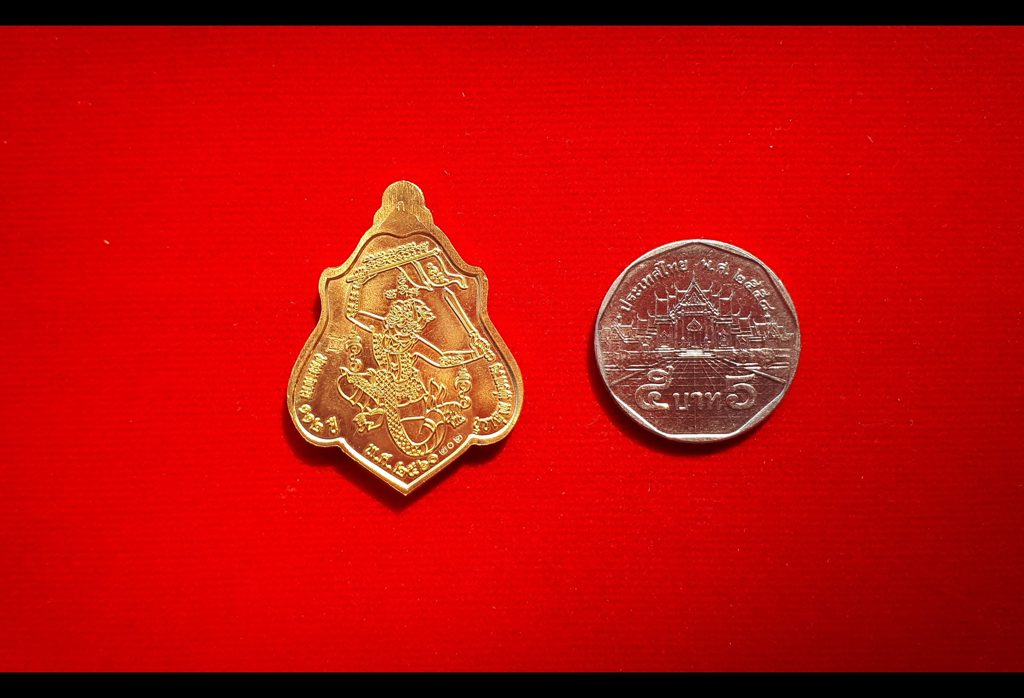 เหรียญโล่ หลวงพ่อกวย หลัง หนุมานตัวครู เนื้ออัลปาก้ากระไหล่ทอง ลงยาดำ รุ่นแรงครู ปี2560 - (เหรียญพิเศษ อยู่ในชุดกรรมการ)