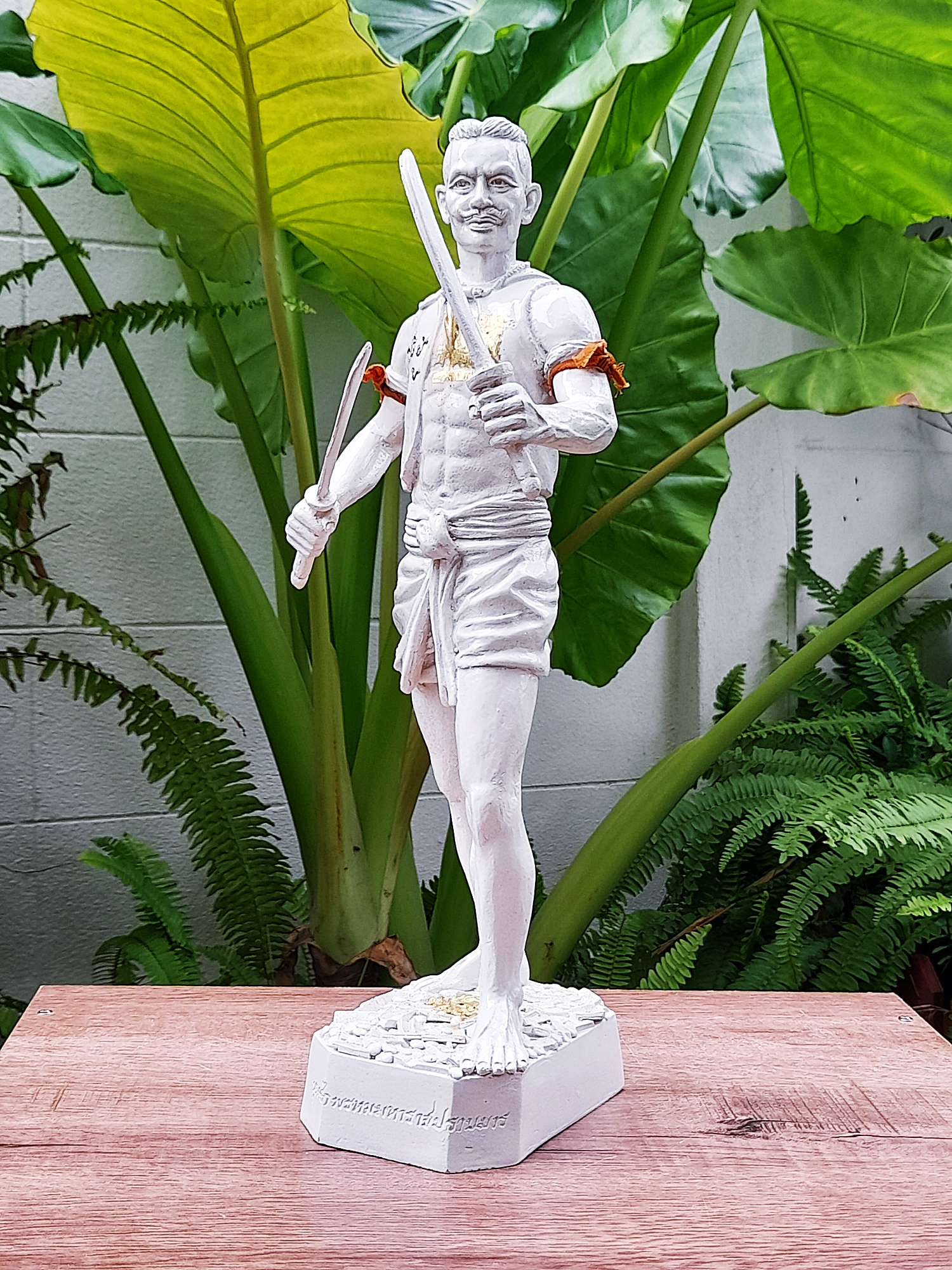 รูปหล่อ หุ่นพยนต์ขุนศึกพรหมมหาราช ปราบมาร (เชิญดวงจิตเทวดา ท่านปู่ขุนศึก ยุค นักรบไทย ของพระเจ้าพรหมมหาราช) เนื้อเรซิ่น สีขาว (ขนาดสูง14นิ้ว ฐาน3x5นิ้ว) (จัดสร้างเพียง99องค์) ปี2559 #รับประกันแท้ - หลวงพ่อหนุน วัดพุทธโมกข์