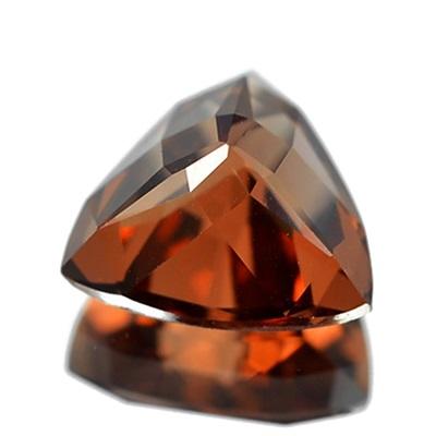 Malaya Garnet (Pyrope-Spessartite) พลอยมาลาการ์เน็ต รูปสามเหลี่ยม น้ำหนัก 1.56 กะรัต สีส้มเข้ม ความสะอาดมองตาเปล่าไม่มีตำหนิ