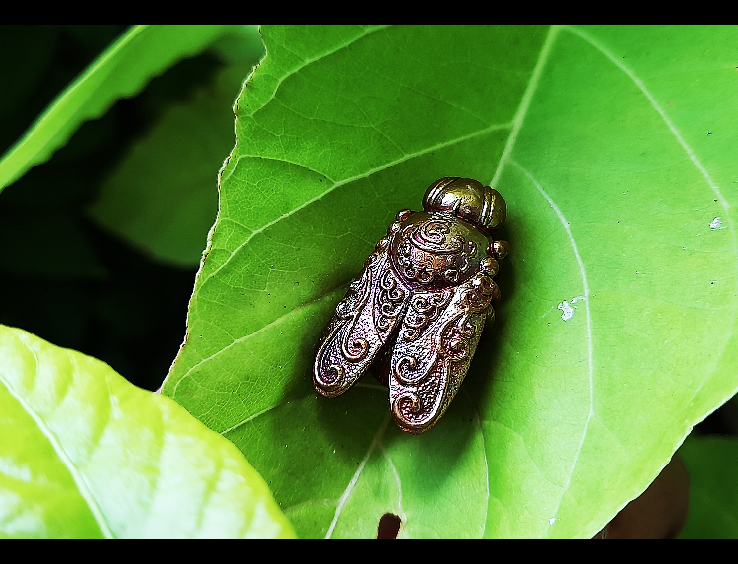 พญาแมลงภู่คำ กายสิทธิ์(สีเหลือบรุ้ง) เนื้อโลหะธาตุกายสิทธิ์ เหล็กไหลสุริยันราชา ผสมชนวนเนื้อเงินมหาสะท้อน ก้นบรรจุปรอทตามตำรา ปี2564 (ปลุกเสก16พิธี มหาโสฬสมหามงคล) #รับประกันแท้