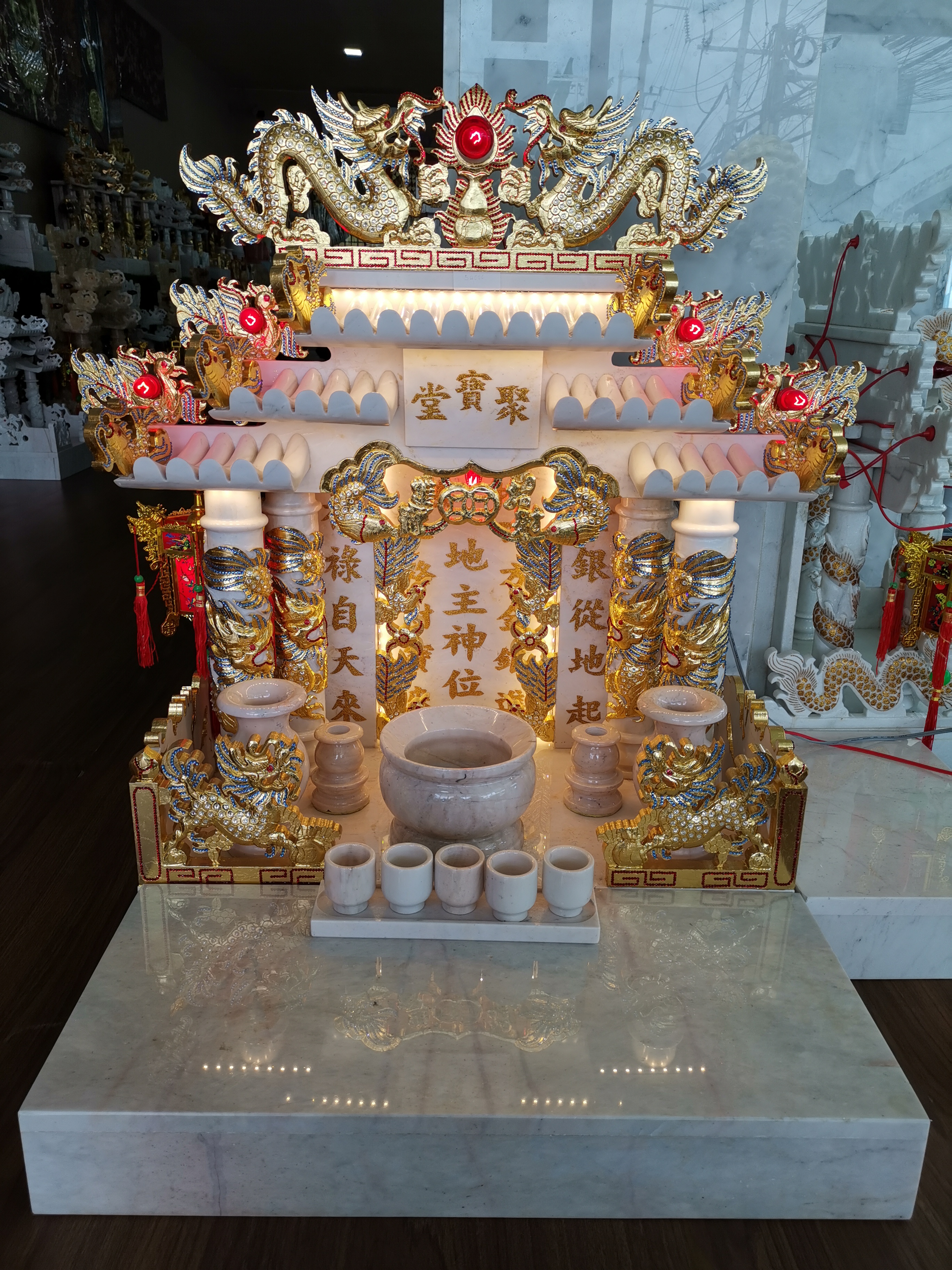 ตี่จู้หินอ่อน ตี่จู้เอี๊ยะ ขนาด 27 นิ้ว (รุ่นมั่งมีศรีสุข) 4 เสา 5 หลังคา 8ปลา 8หงส์ 8มังกร หินสีขาวเทาปิดทองคำเปลวติดคริสตัล