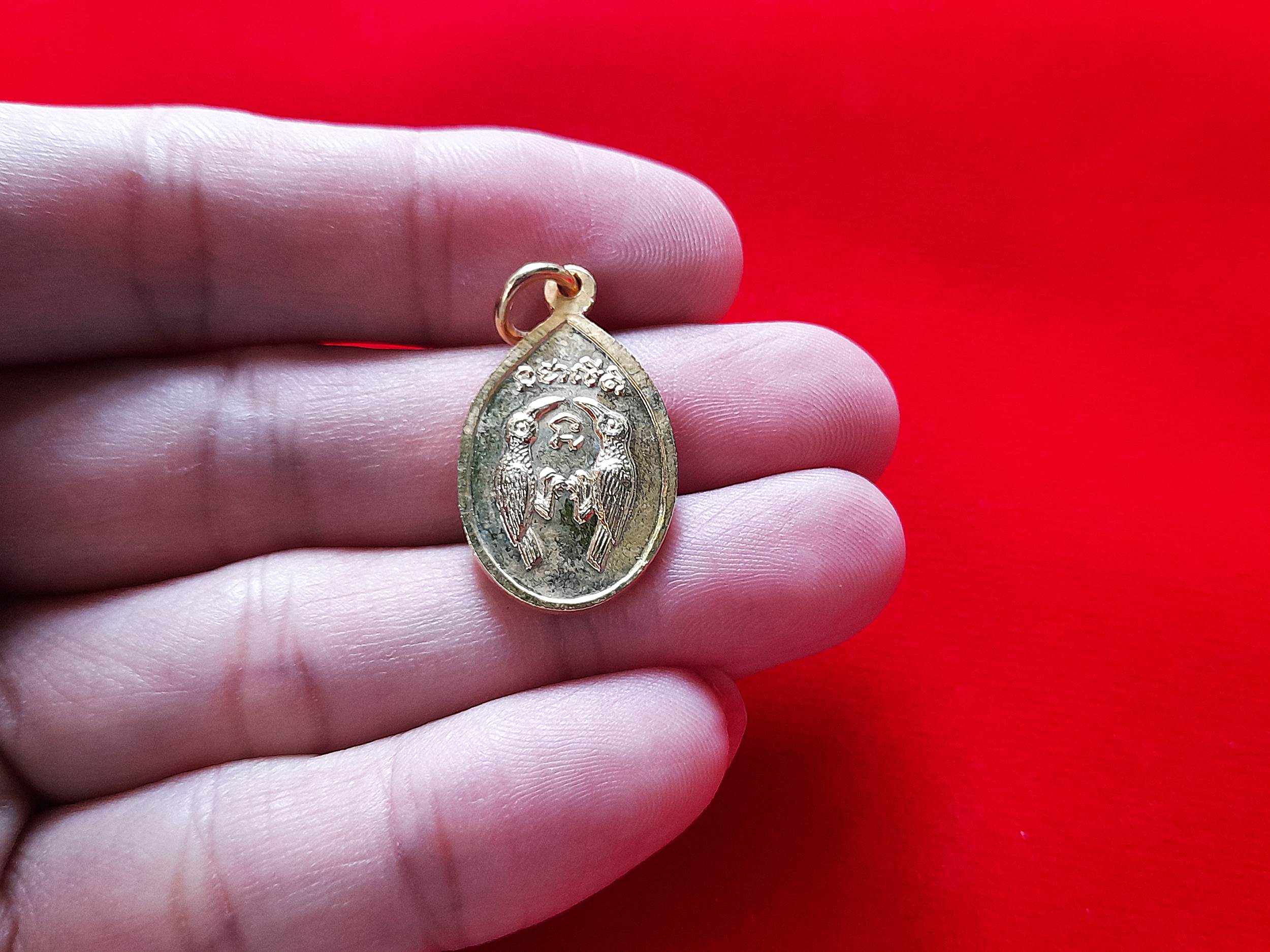 เหรียญแม่นางกวัก หลัง นกสาริกา เนื้อกระไหล่ทองลงยาแดง #รับประกันแท้และทัน - พระครูณรงค์ วัดดอน(ยานนาวา)