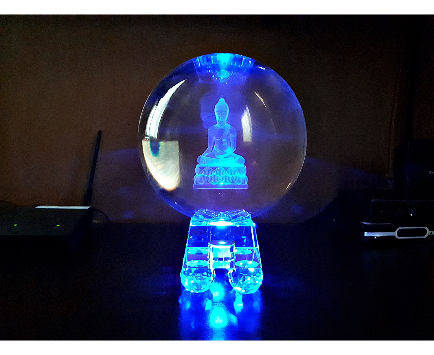 ลูกแก้ว ลาย พระพุทธรูป 3 มิติ ขนาด 8นิ้ว (20ซม.) พร้อมฐานไม้รองวาง