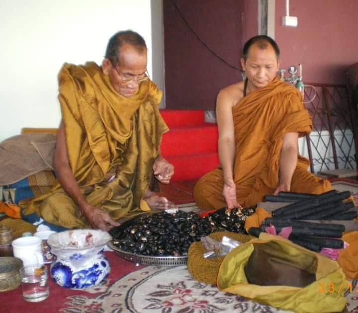 ล็อกเก็ต(ใหญ่) ฉากทอง โครตขุนแผน ยันต์นะอกแตก นางล้อม หลังแม่กำเนิด บรรจุมวลสาร+ตะกรุด3ดอก (อานุภาพโชคลาภ ค้าขาย เมตตา เส่นห์) ปี2564 #รับประกันแท้