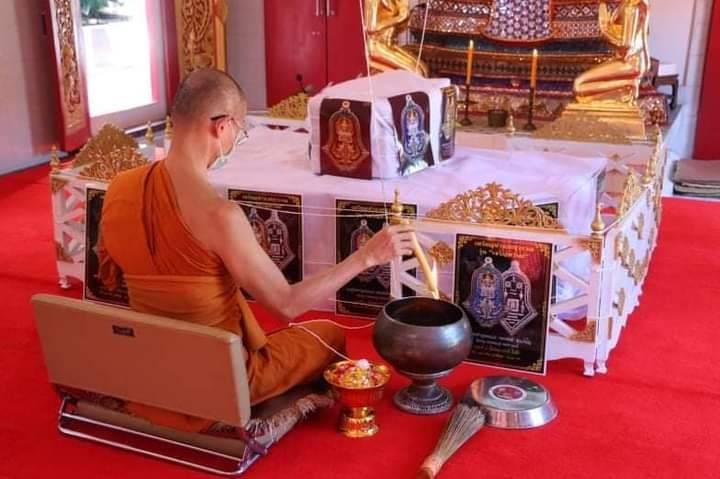 เหรียญท้าวเวสสุวรรณ ปางหน้าเทพบุตร หลังยันต์เกราะเพรช (โค็ดเลขสวย ๙๔) (ตอกโค็ดเจดีย์ ตอกเลขไทยรันเลข สลักนาม หลวงพ่อเล็ก วัดท่าขนุน และยันต์ต่างๆ) เนื้อเงินแท้ ลงยาเหลืองทอง ปี2564 (จัดสร้างน้อย เพียงแค่199เหรียญ) #รับประกันแท้ - หลวงพ่อเล็ก วัดท่าขนุน ปล