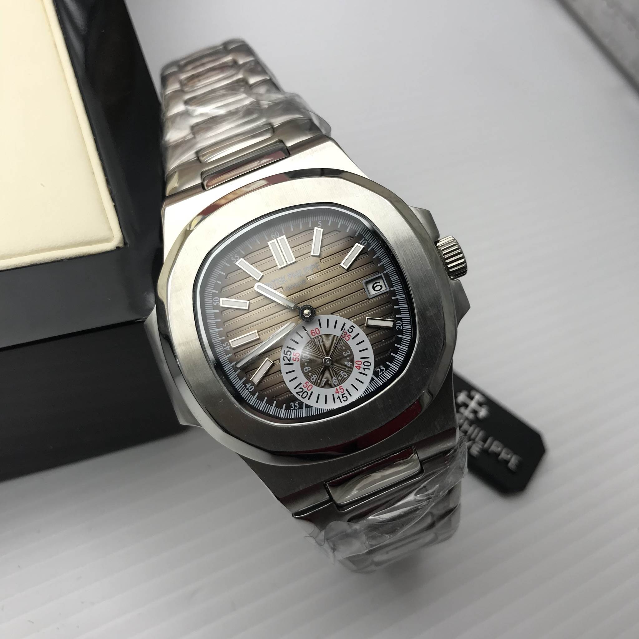 นาฬิกา Patek Philippe รุ่น Men Nautilus 5980 Stainless With Grey Dial หน้านํ้าตาล