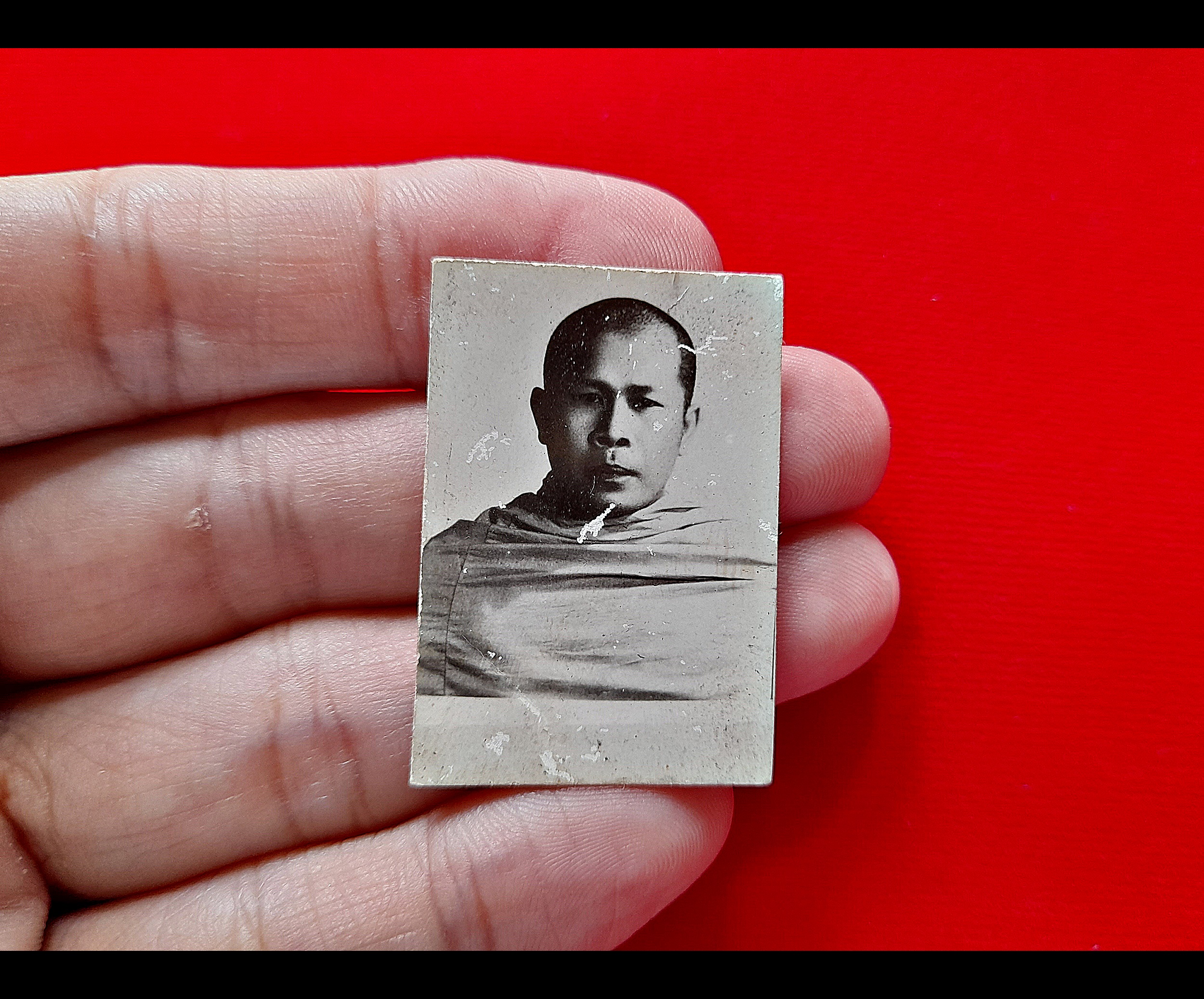 รูปภาพ หลวงพ่อยงยุทธ วัดเขาไม้แดง จ.ชลบุรี (ครึ่งองค์ ขาวดำ 2นิ้ว) #รับประกันแท้และทัน