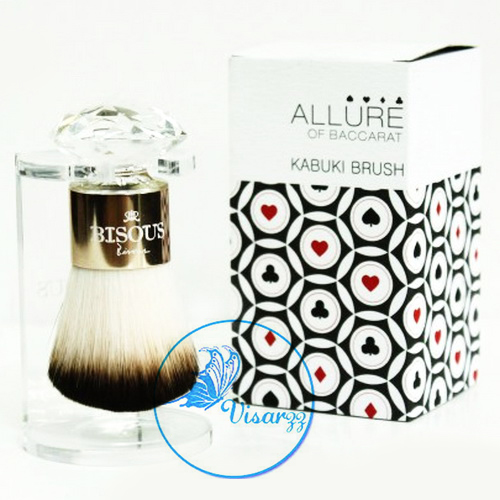 Bisous Bisous Allure of Baccarat Kabuki Brush แปรงคาบูกิพร้อมแท่นสุดหรูให้ความรู้สึกเจ้าหญิง ผลิตจากขนคุณภาพดีนิ่มและคงทน