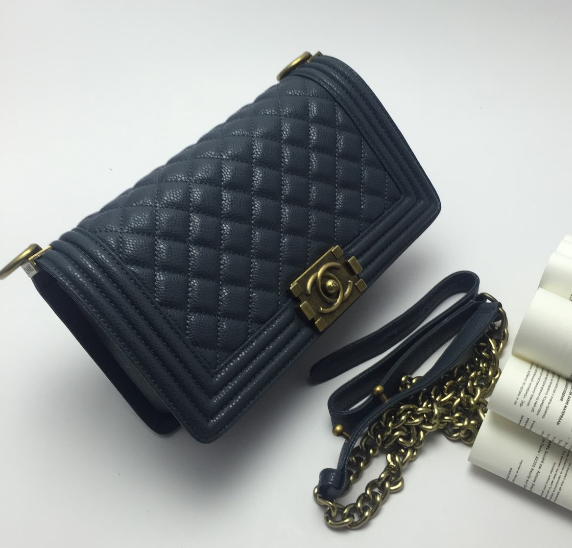 กระเป๋า cn boy flap bag caviar skin 10 นิ้ว อะไหล่เงิน/ทอง สีน้ำเงิน