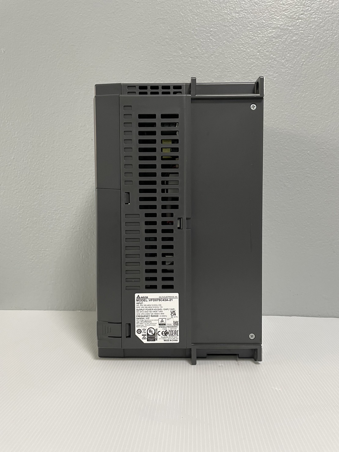 Delta Inverter C2000 VFD075C43A-21 10HP 7.5kW Input 380V 3-Phase Output 380V 3-Phase