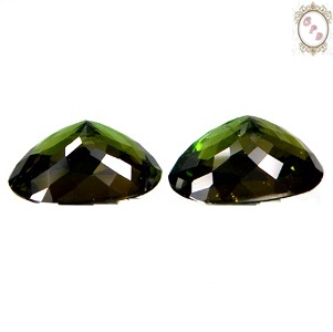 พลอยเนื้ออ่อน Green Touemaline Treated รูปไข่คู่ น้ำหนักรวม 8.22 ขนาดโดยประมานของทั้งคู่ 8x12x6 มิล สีเขียวเข้มสวย ประกายปีกเเมลงทับ เนื้อสะอาด
