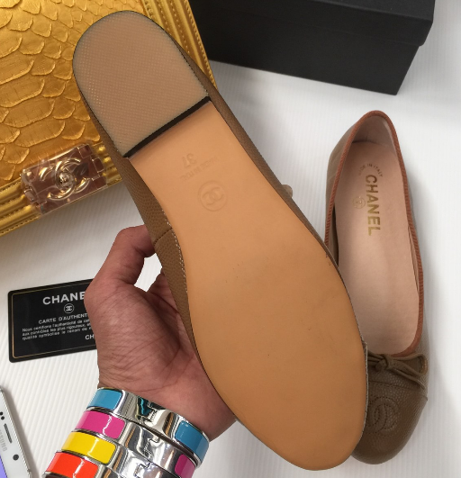 พร้อมส่ง รองเท้า cn flat caviar skin สีน้ำตาล สอบถามไซส์ได้ค่ะสต็อคของเปลี่ยนตลอด