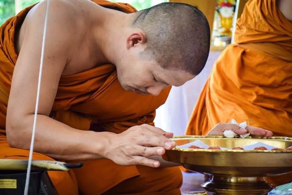 หลวงปู่ทวด วัดช้างให้ เหยีบน้ำทะเลจืด รุ่น นิรันตรายกลับดวงหนุนชีวิต เนื้อผงว่านพุทธคุณรวมมวลลสาร ปี2562 - หลวงพ่อเล็ก วัดท่าขนุน