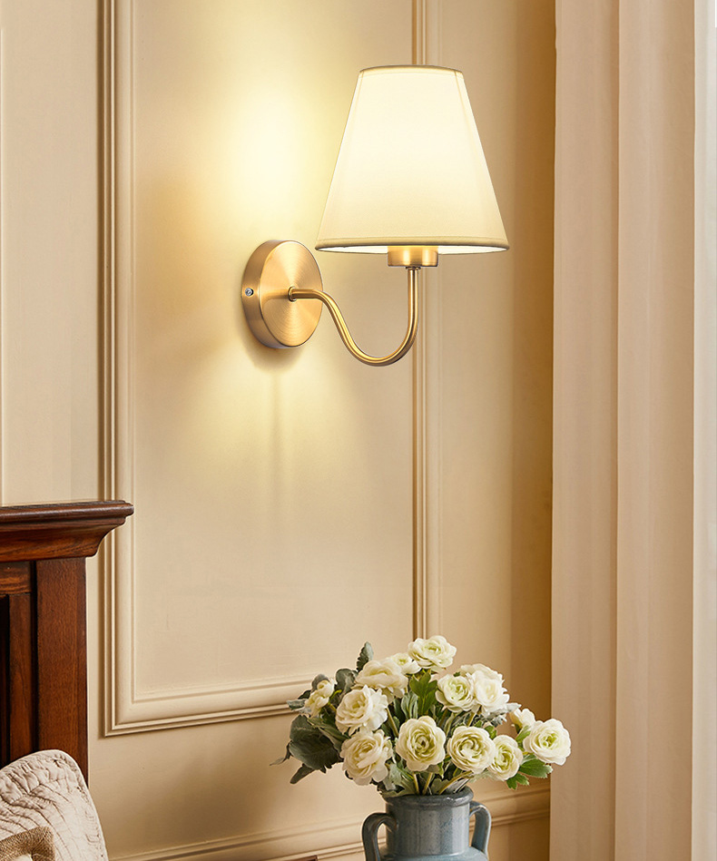 โคมไฟติดผนังภายในโครงเหล็กสีทอง American ทรงโค้งโป๊ะผ้า [CO-4018]