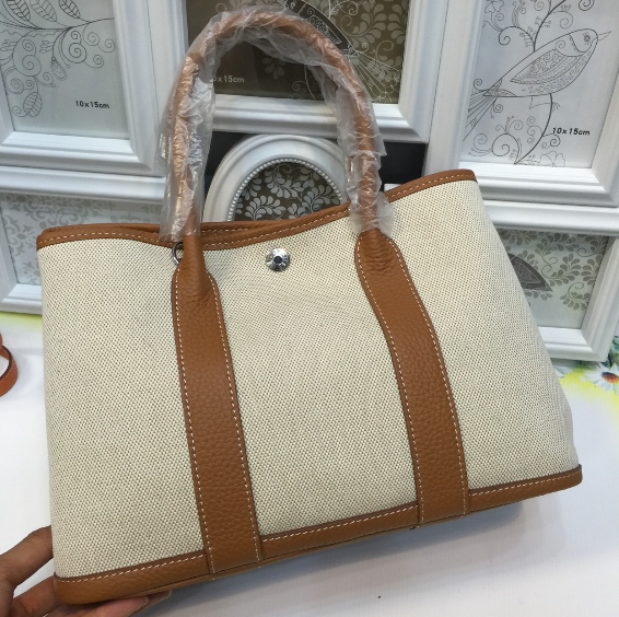 กระเป่า hm garden party leather + canvas 30 cm ตอนนี้มีแต่งานสั่งทำราคาหลักหมื่นสอบถามได้ค่ะ