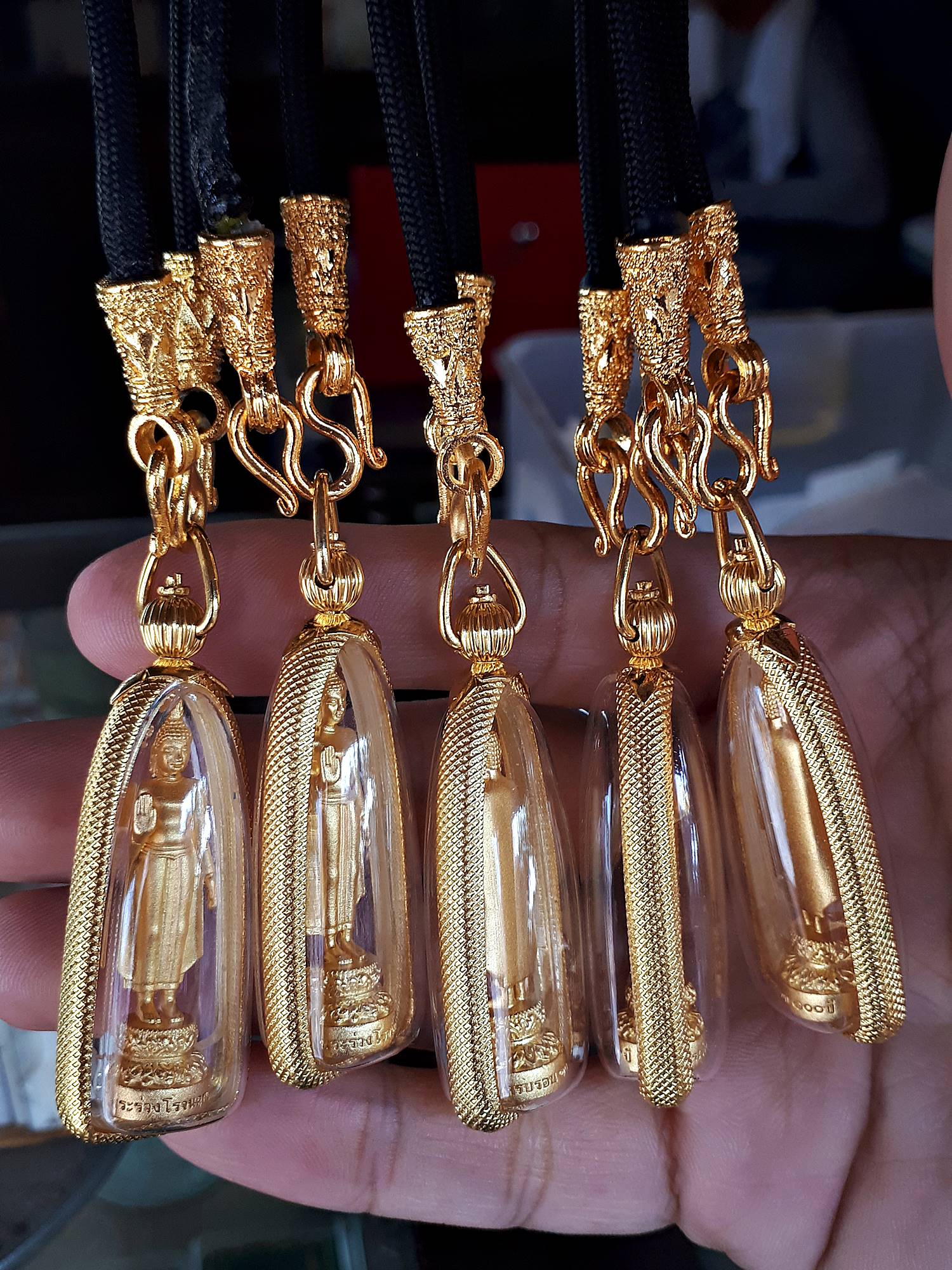 พระร่วงโรจนฤทธิ์ (พระพุทธ ปางประทานพร) เนื้อชุบทอง พร้อมเลี่ยมกันน้ำกรอบชุบทอง พร้อมสร้อย