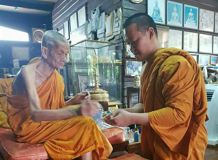 พระสมเด็จหลวงพ่อโตในวิหาร เนื้อผงชนวนมวลสารเก่าหลวงพ่อกวย รุ่นแรงครู ปี2560 หลวงพ่อกวย วัดโฆสิตาราม(วัดบ้านแค) จ.ชัยนาท ปี2563 - (ขนาด 5x7นิ้ว จีวรส้ม ด้านหน้ายันต์ครู ยันต์นะปัดตลอด ด้านหลังยันต์มงกุฎพระพุทธเจ้าหนุนดวง) ปี2563 #ปลุกเสกที่วัดโฆสิตาราม #รั