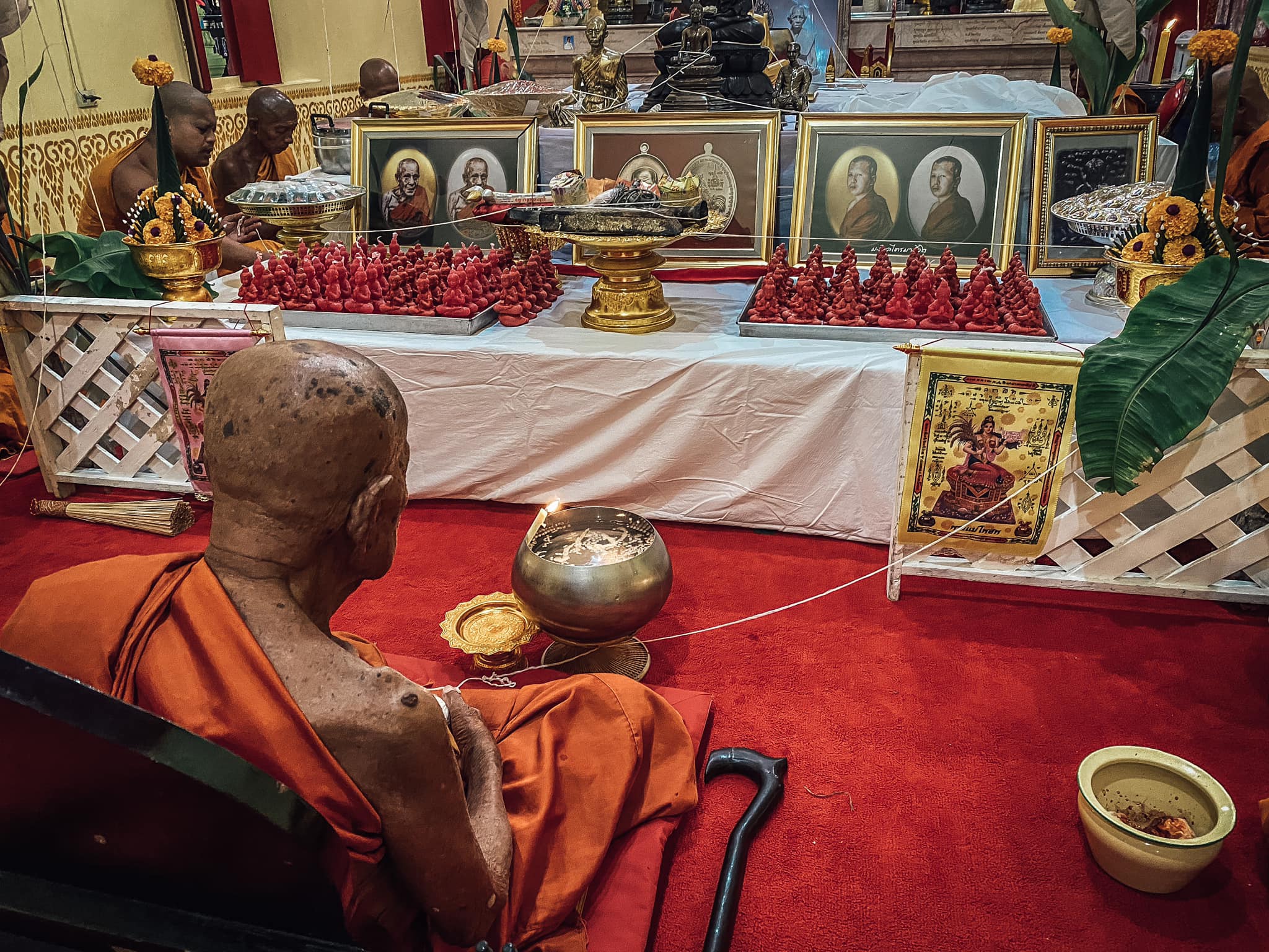 ล็อกเก็ต ฉากทอง ตอกโค็ด (หลังฝัง ผงมวลสาร/เกศา/จีวร/พระชัยวัฒน์ เนื้อเงินแท้/ตะกรุด ทองคำ-เงิน แท้) ปี2562-2563 (สร้าง19องค์) - หลวงพี่เก่ง วัดท่าเสา จ.สมุทรสาคร